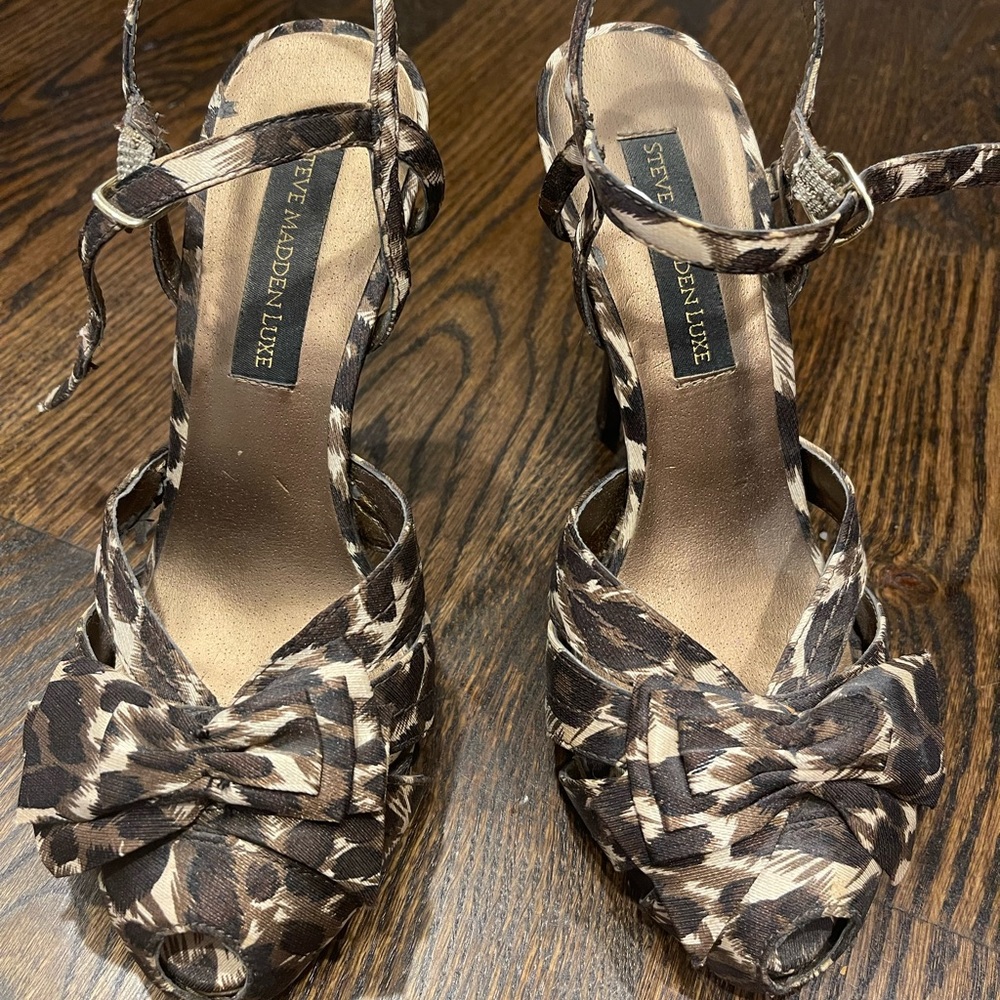 Steve Madden Luxe leopard peep toe ankle strap heel!